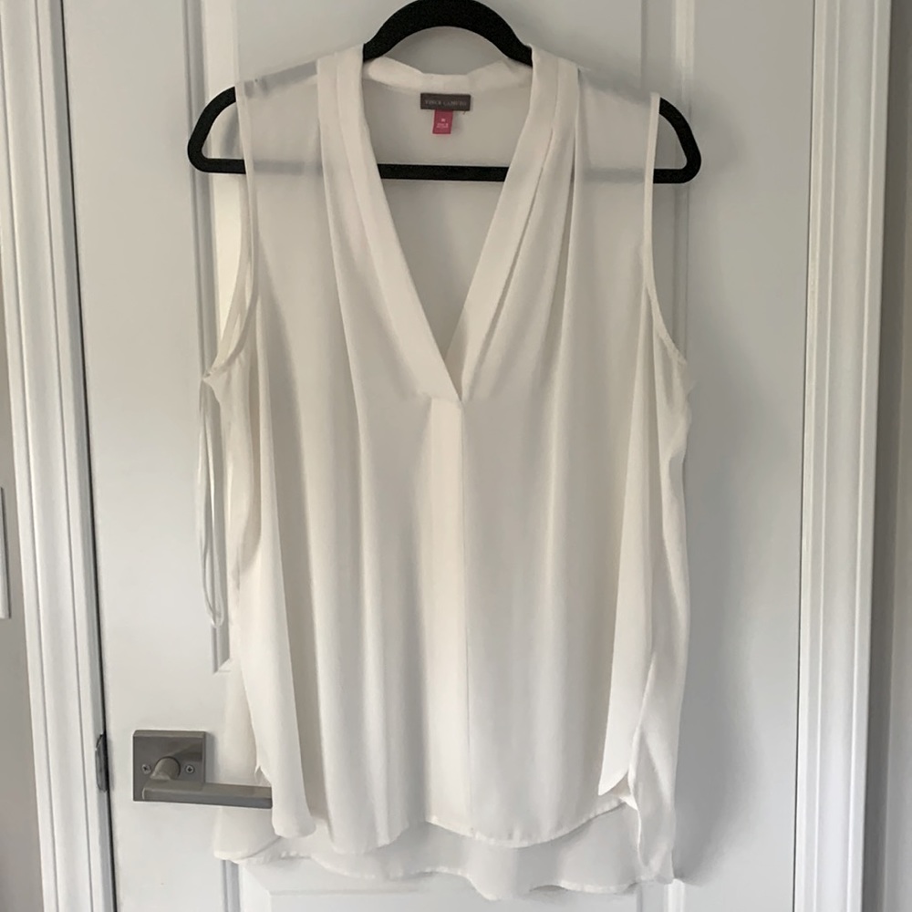 Vince Camuto blouse 1X EUC like new. Closet staple. Pristine